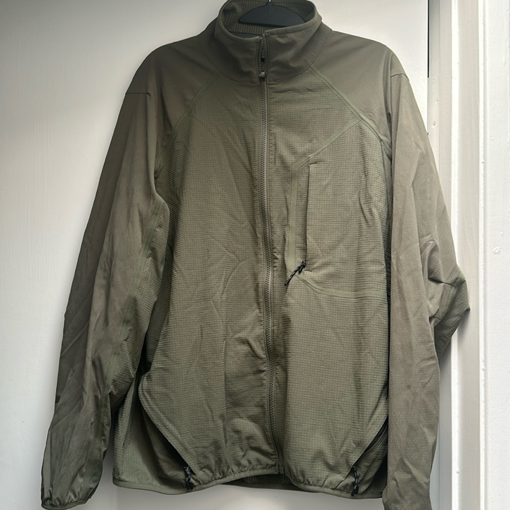 Lululemon men’s olive green windbreaker